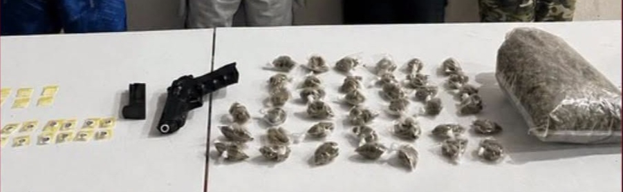 Durante la intervención policiaca se aseguró un arma de fuego, cartuchos y presunta droga.