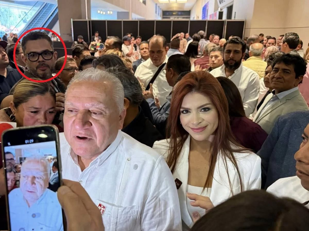 EL aspirante a gobernador mantiene a Alejandro Arcos (d) en su entor no; la dirigencia de Morena se deslinda del personaje