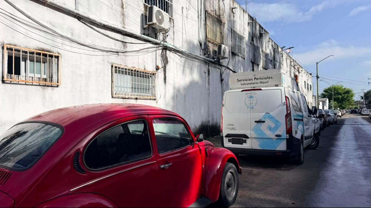 Más de 30 automotores permanecen estacionados en ambos costados de la vialidad.