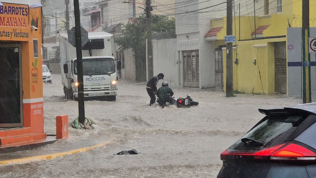 Calles y avenidas de Campeche colapsan por intensas lluvias