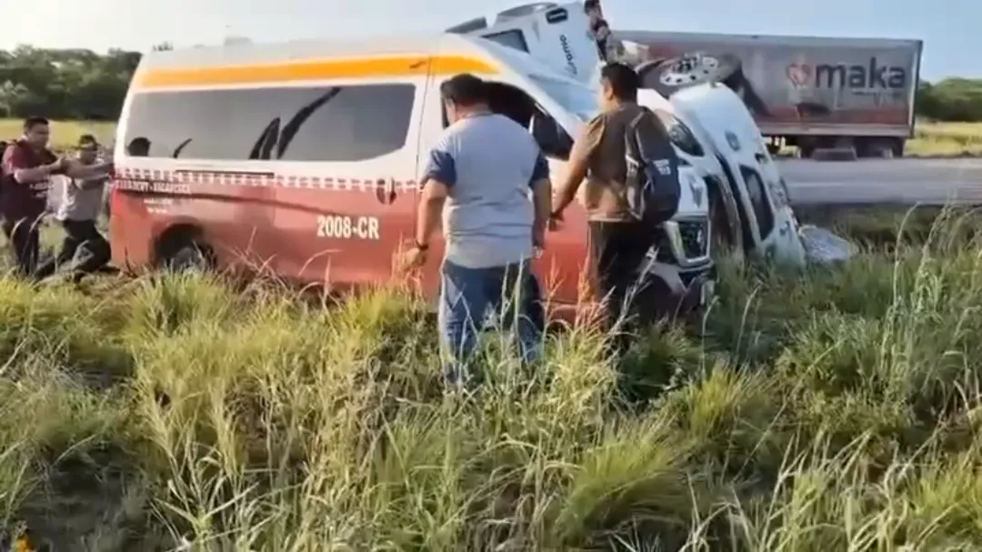 Grúas retirarán tráiler volcado en carretera federal