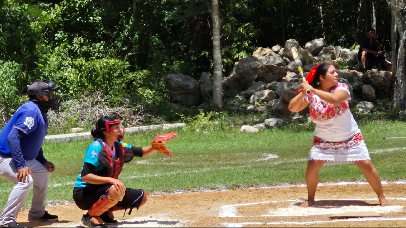 Las jugadoras de las Diablillas Mestizas recibieron el respaldo de aficionados y familias