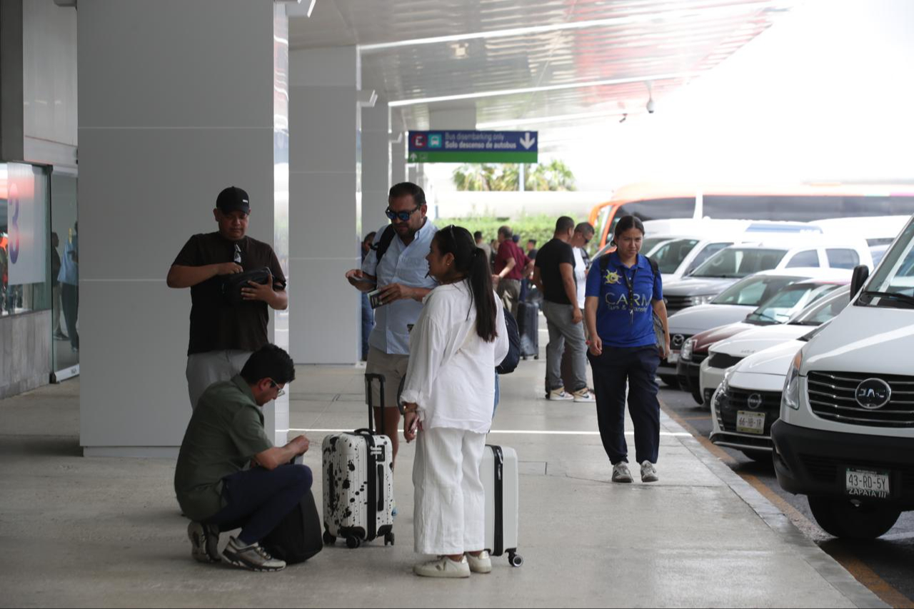 Transportistas hostigaron a quienes estaban en espera del arribo de sus familiares