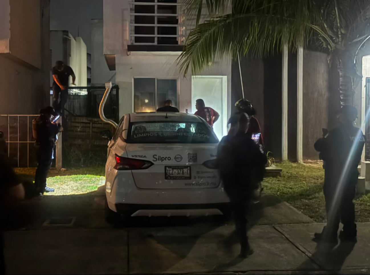 El cuerpo fue encontrado en el área de la cocina y no presentaba aparentes huellas de violencia