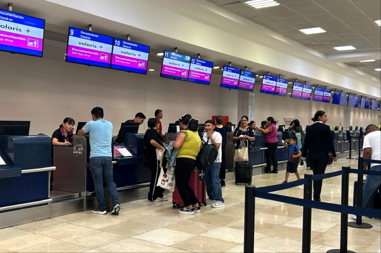 A pesar de que los turistas llegan con tiempo, subir al avión suele tardar
