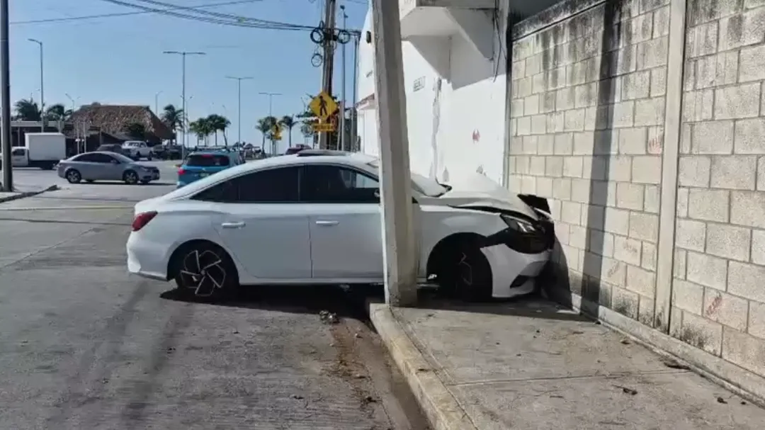 Vehículo incrustado en Playa Norte.