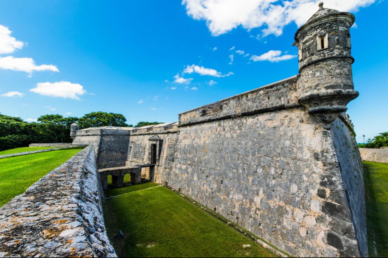 Las murallas y baluartes recuerdan el pasado de Campeche como ciudad fortificada.