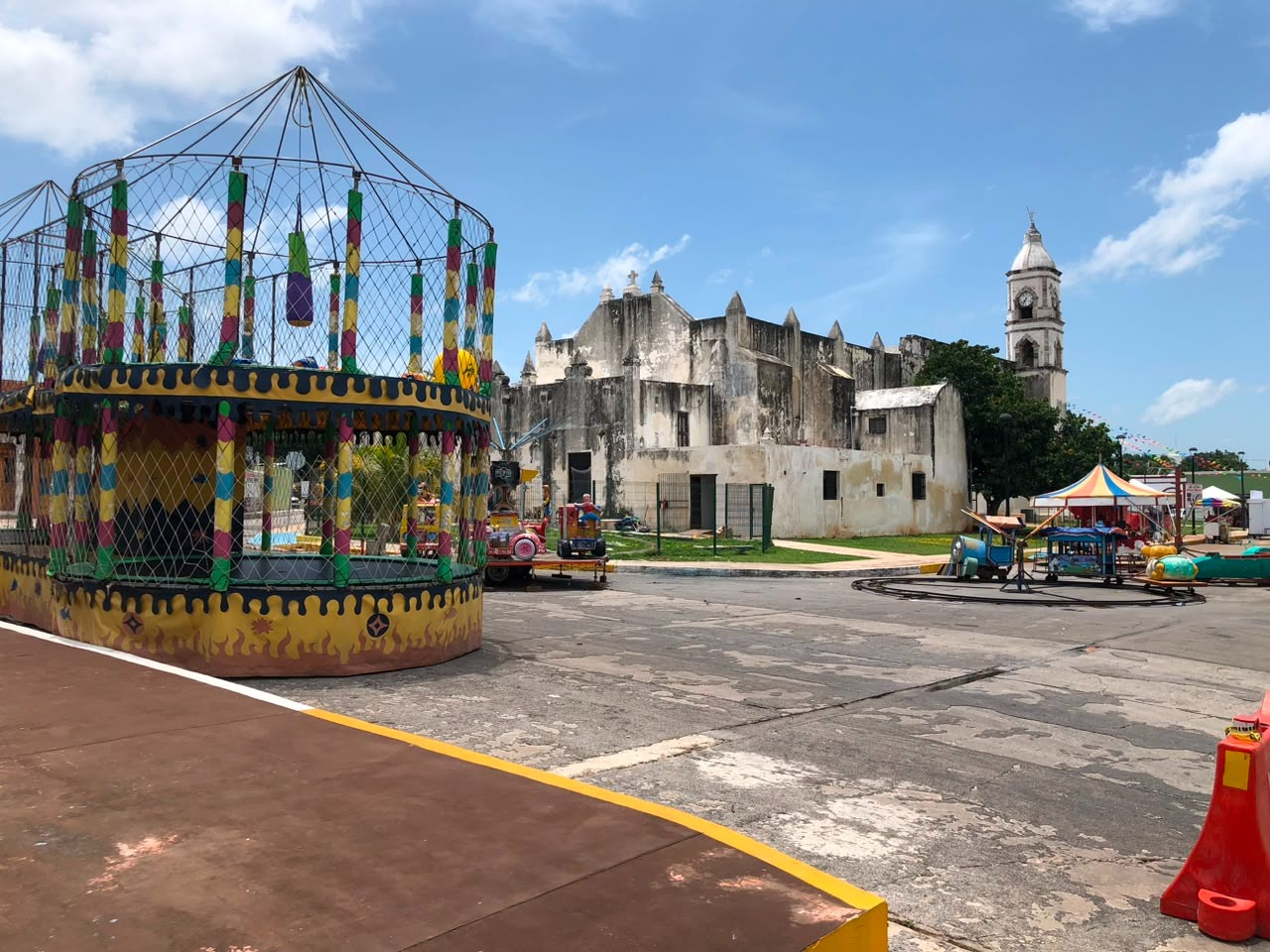 Locales han instalado los juegos mecánicos en la periferia del Santuario de San Román