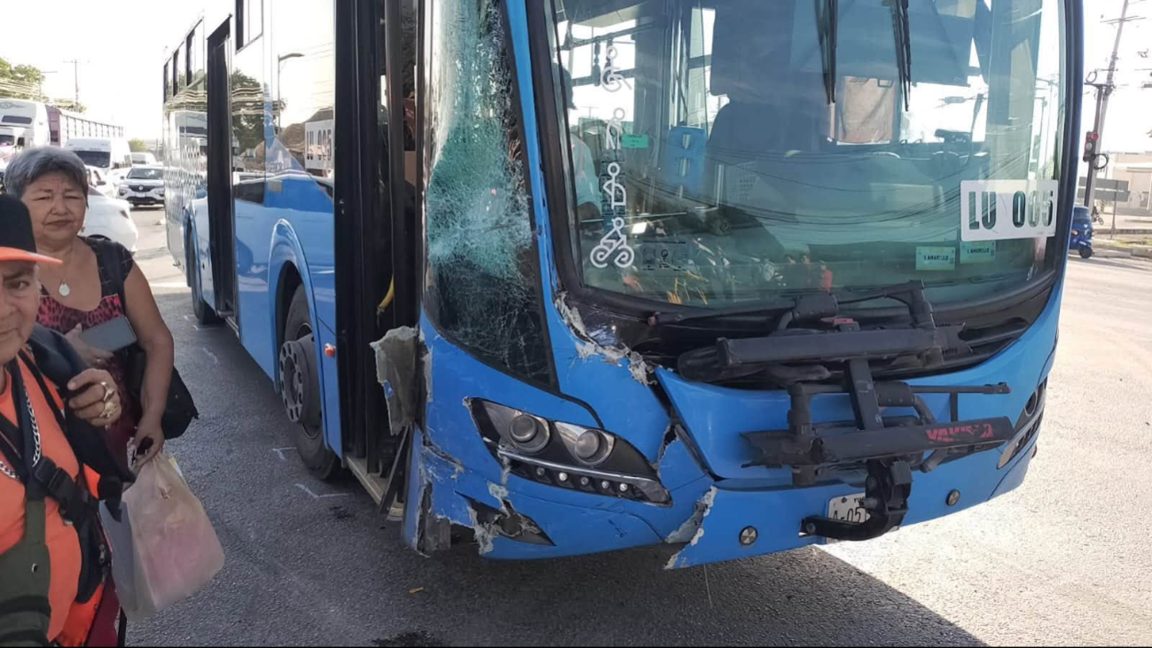 El autobús y el automóvil quedaron asegurados para las diligencias.