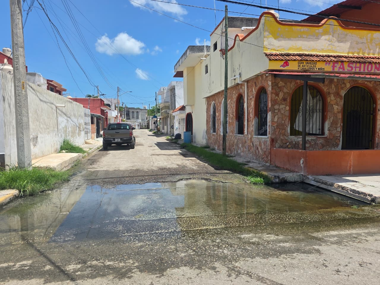 Las aguas sucias permanecen estancadas y generan malos olores.
