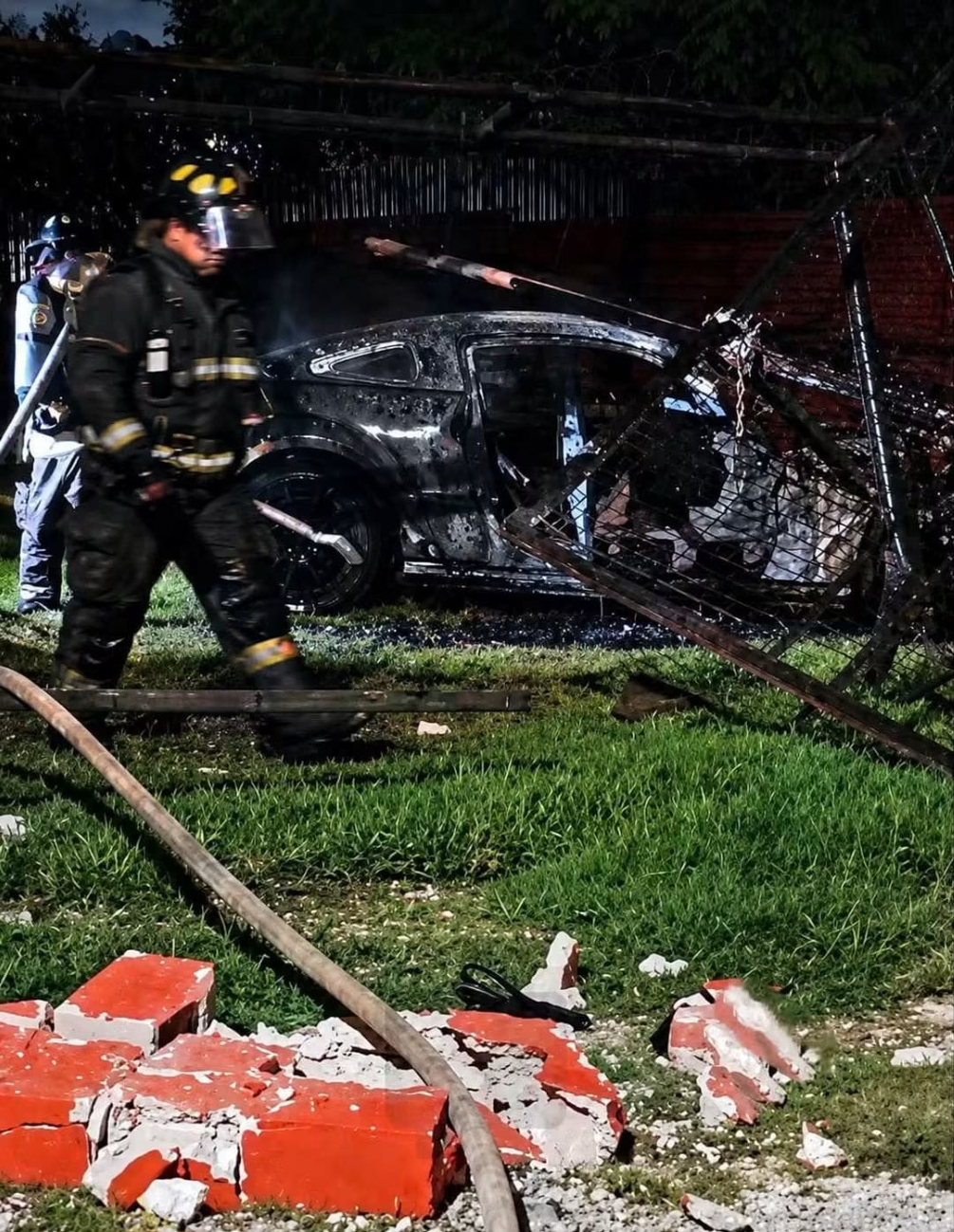 Los jóvenes lograron salir antes de que el coche se incendiara