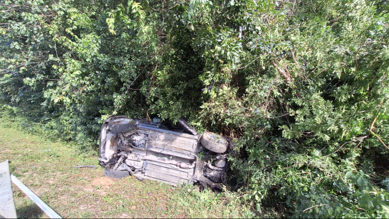 El Nissan Rogue terminó volcado sobre su costado derecho luego de salir de la carretera