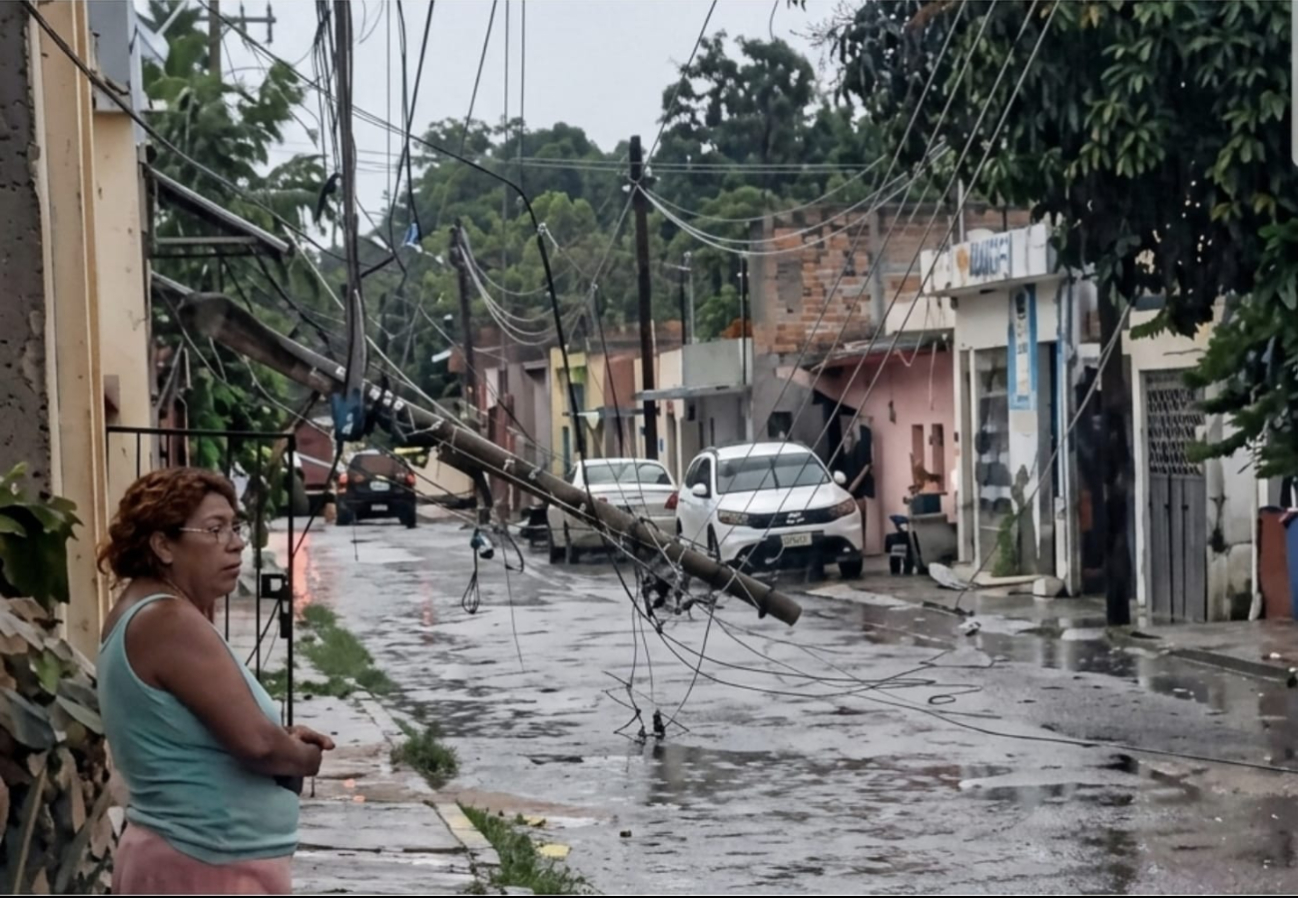 Más de 12 horas sin luz tras tormenta que dejó daños en municipios de Yucatán