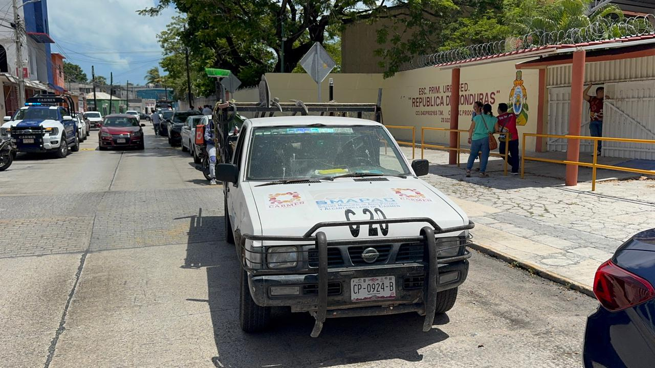 El conductor de la unidad municipal avanzó algunos metros antes de detenerse.