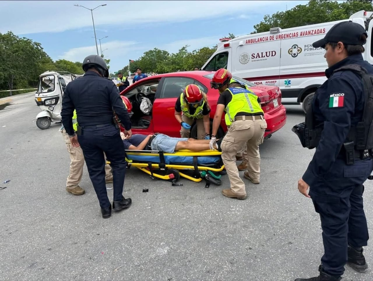 El conductor quedó atrapado dentro del Volkswagen Jetta como consecuencia de la fuerza del impacto