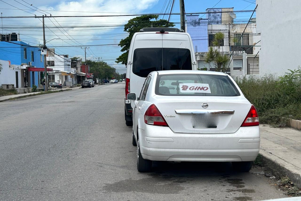 Habitantes arremetieron contra la propaganda pegada en los vehículos