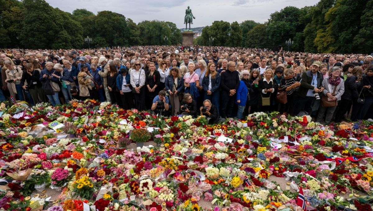 Tras conocerse su muerte, miles de personas acudieron a las inmediaciones del Palacio Real de Oslo para depositar flores y mensajes de despedida