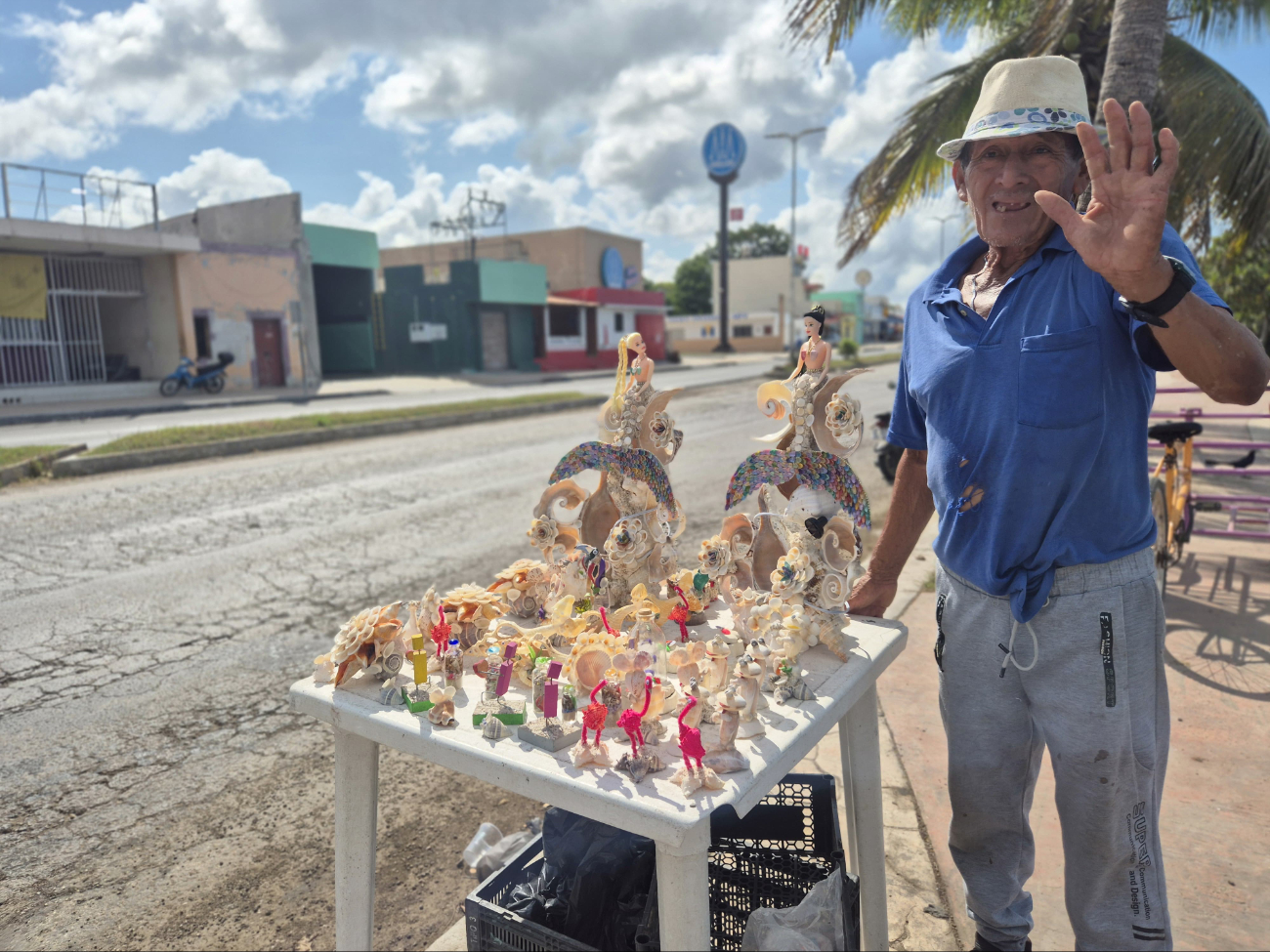 Don Pedro Javier López Puch, un expescador de 67 años, vende artesanías en el malecón de Champotón para mantenerse activo