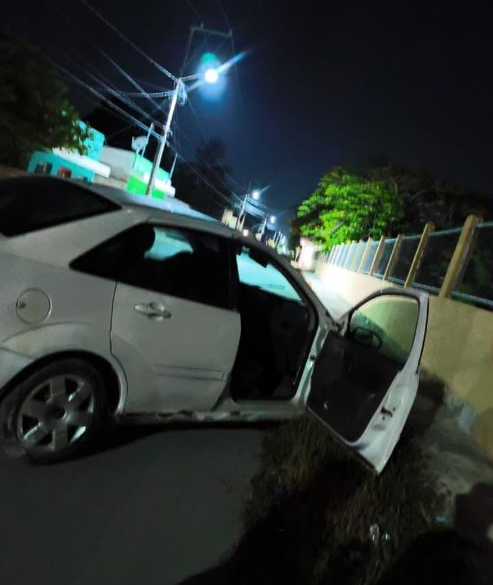 Jetta blanco provoca daños materiales en colonia Pozo del Monte