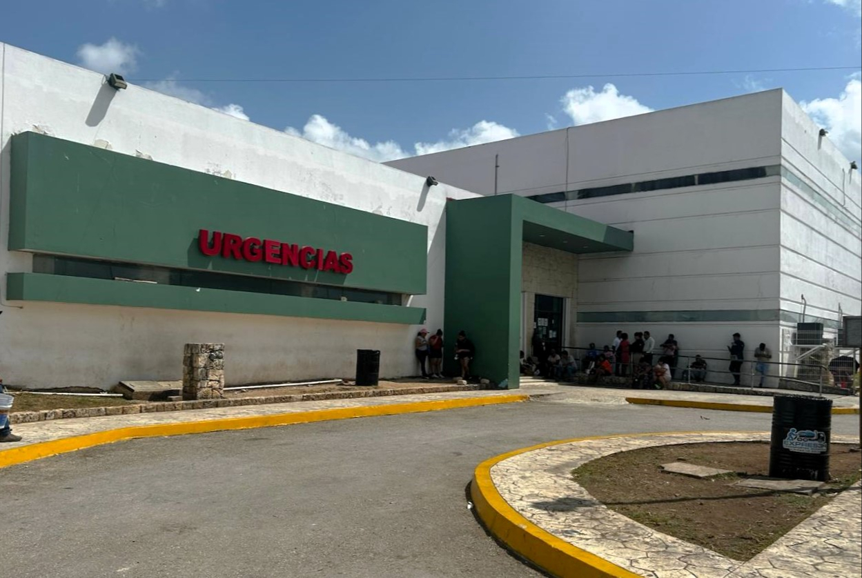 Personas que esperan noticias médicas saturaron las áreas externas.