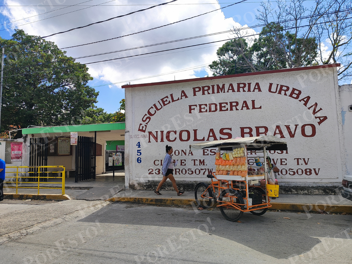 Venta de comida chatarra en escuelas de Cancún