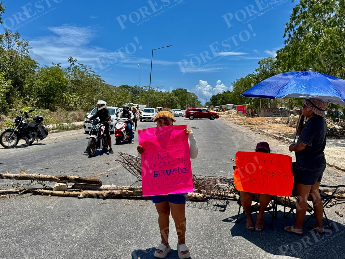 Vecinos del fraccionamiento Xcacek bloquean avenida Constituyentes de Playa del Carmen por falta de luz