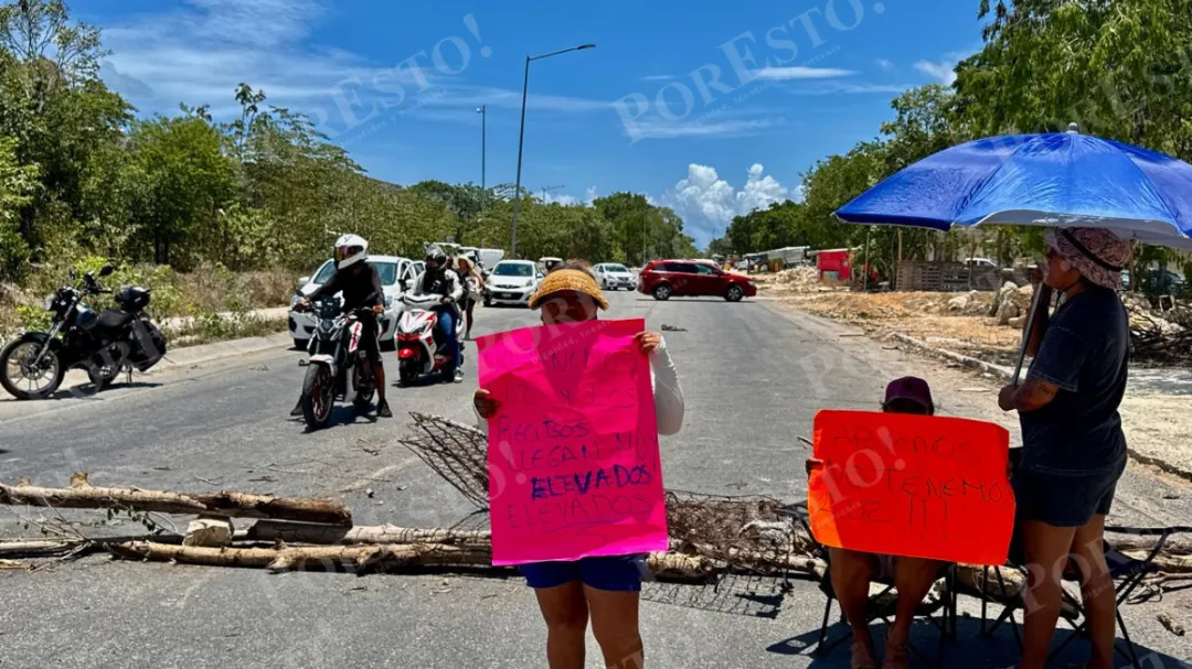 Vecinos del fraccionamiento Xcacek bloquean avenida Constituyentes de Playa del Carmen por falta de luz