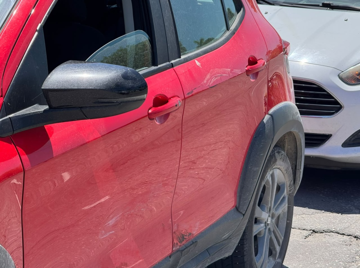 El impacto provocó daños menores en la carrocería.