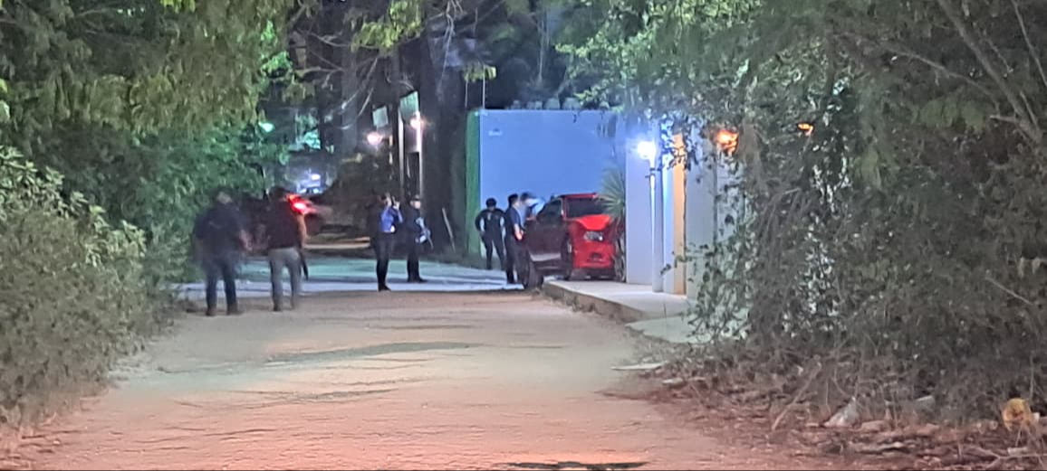 El vehículo terminó impactado contra una vivienda y los agresores huyeron.