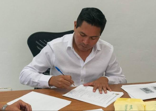Personas cercanas al funcionario indican que el síndico Agustín Aguilar (izq) funge como uno de sus principales asesores, debido a su falta de experiencia en la administración pública