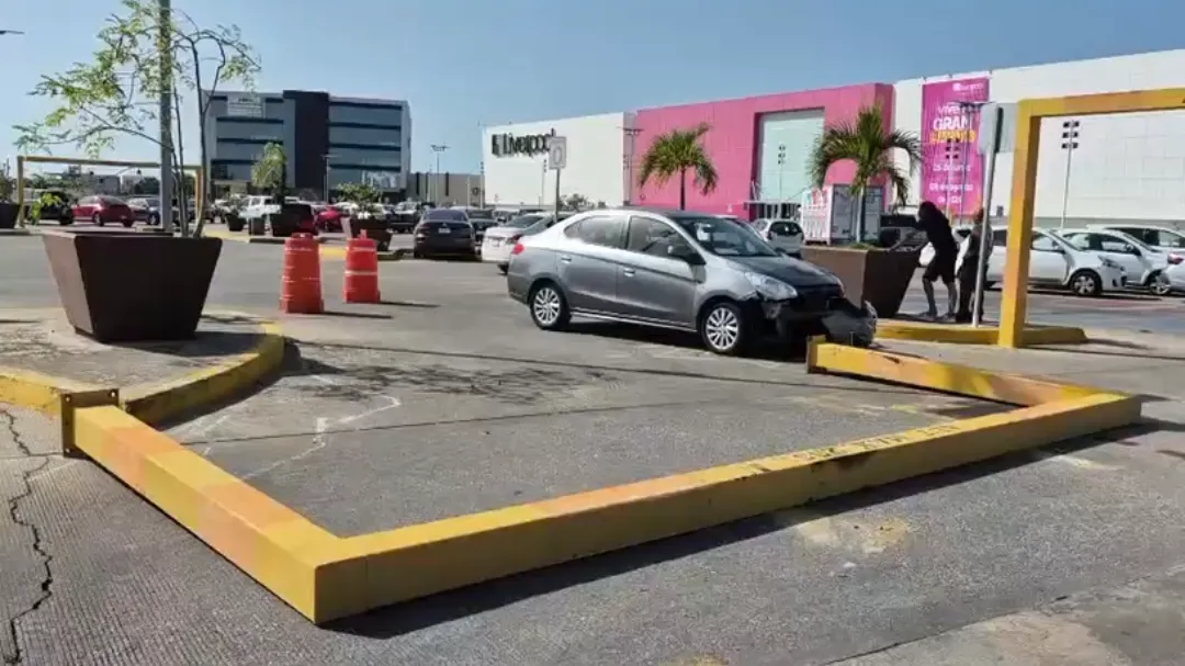 Tras el incidente, el automóvil permaneció en el sitio.