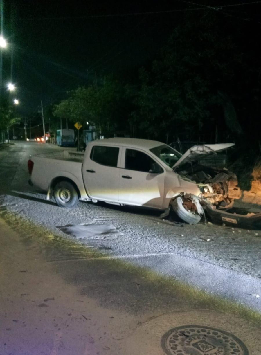 Conductor pierde el control y se impacta contra poste en la avenida Rancho Viejo de Cancún