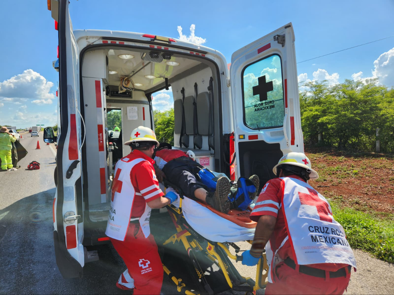 Dos lesionados tras choque entre camión y mototaxi en Calkiní