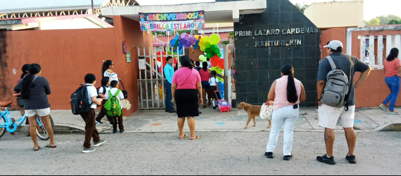 Planteles con pintura desgastada, infraestructura dañada y falta de equipo fue la postal en Lázaro Cárdenas