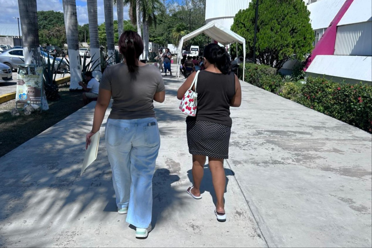 Mientras estudiantes participaron en las actividades de regreso a clases, tutores acudieron a oficinas educativas  para resolver inconsistencias que impedían concluir inscripciones o confirmar espacios para sus hijos