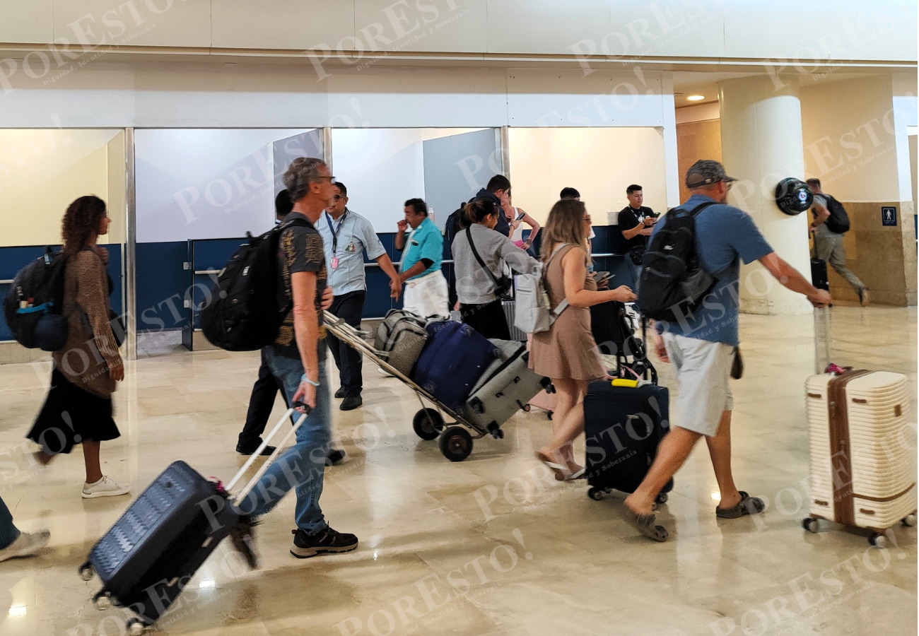 Hace dos años viajeros cuestionaron los requisitos de las tarjetas de identificación aeroportuaria.