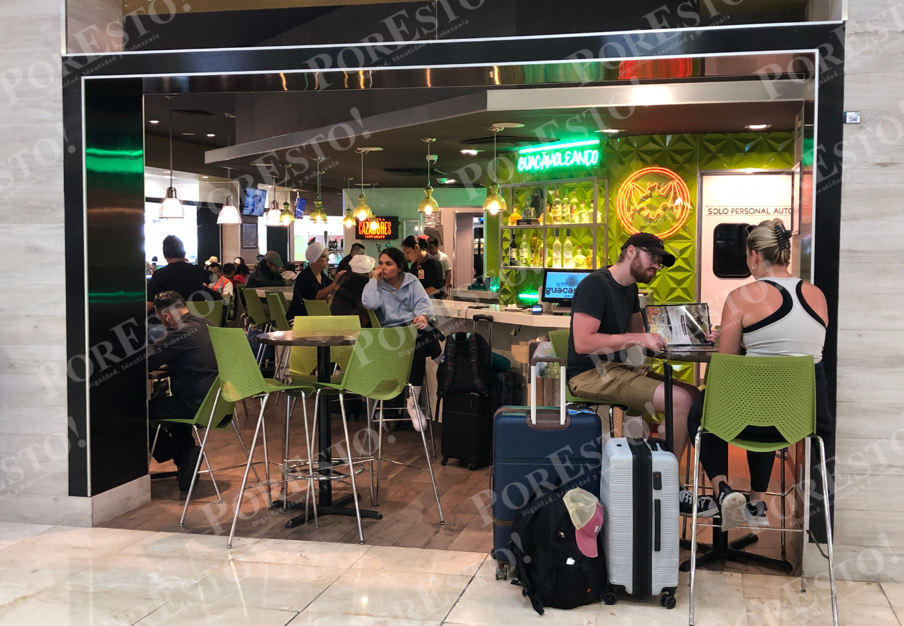 Afectados señalaron que para que un negocio funcione en el aeropuerto, requiere que sus empleados tengan identificaciones oficiales de zona federal, que les fueron negadas.