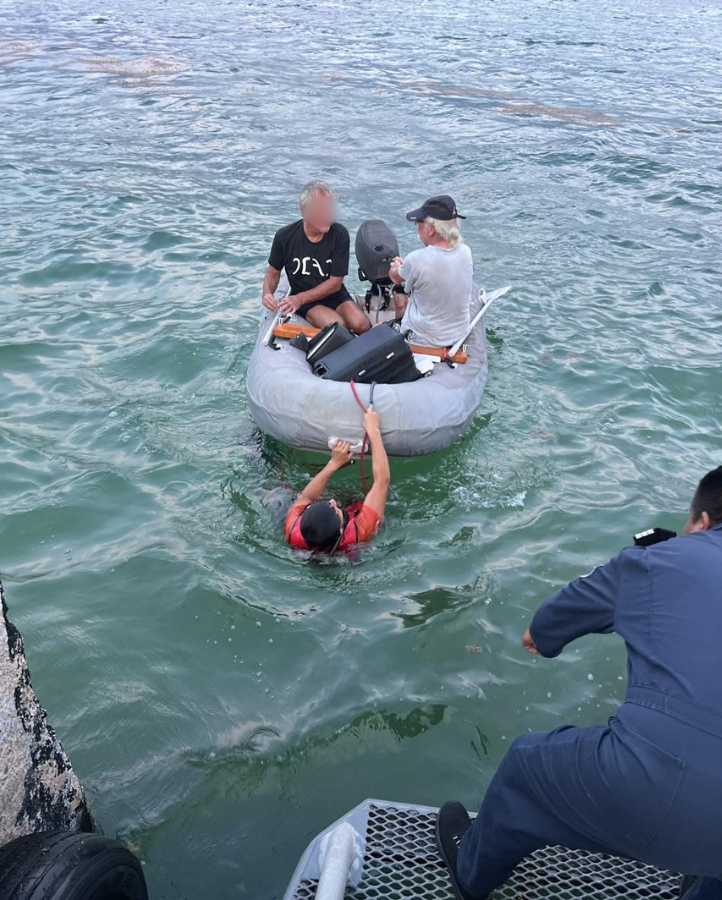 Rescatan a dos marineros tras encallar su yate en arrecife de Mahahual