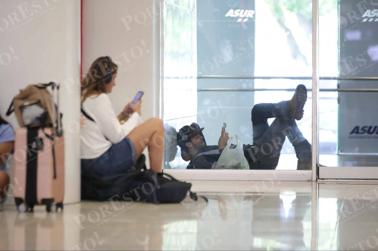 Maletero dijo que los pasajeros que esperan durante horas se tiran en el piso y se ve mal