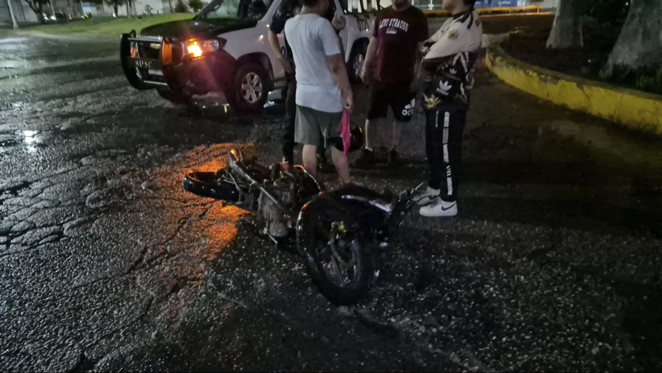Intentó incorporarse a la glorieta y provocó un choque, según el motociclista