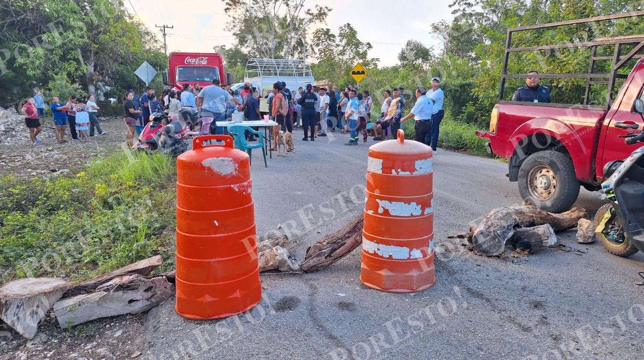 Los manifestantes colocaron maderas, piedras y vehículos sobre la vía para impedir el paso