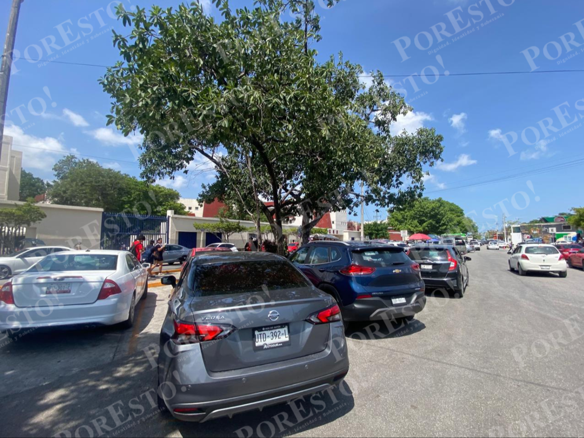 Ni los accesos particulares o banquetas se libran de la invasión de coches