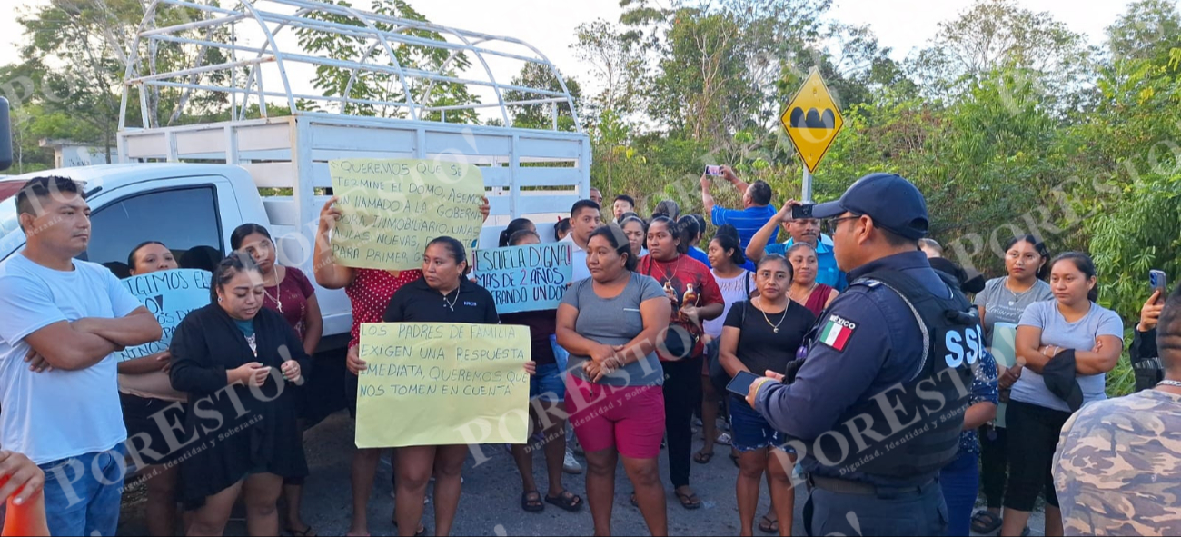 Los manifestantes colocaron vehículos, piedras y maderas para impedir el paso sobre la carretera
