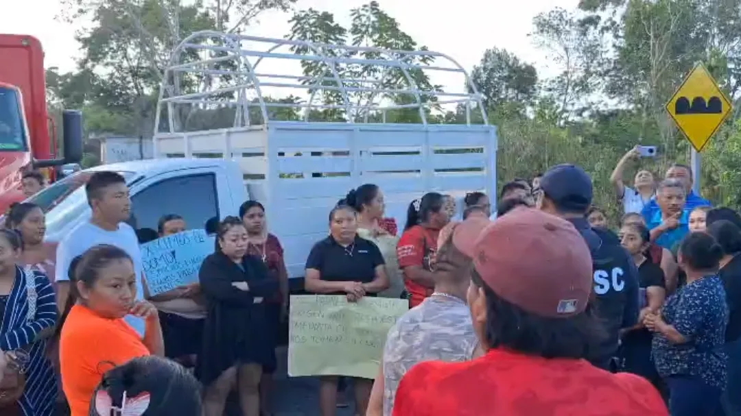 Madres de familia exigieron la construcción del domo y aulas para mejorar las condiciones de los estudiantes