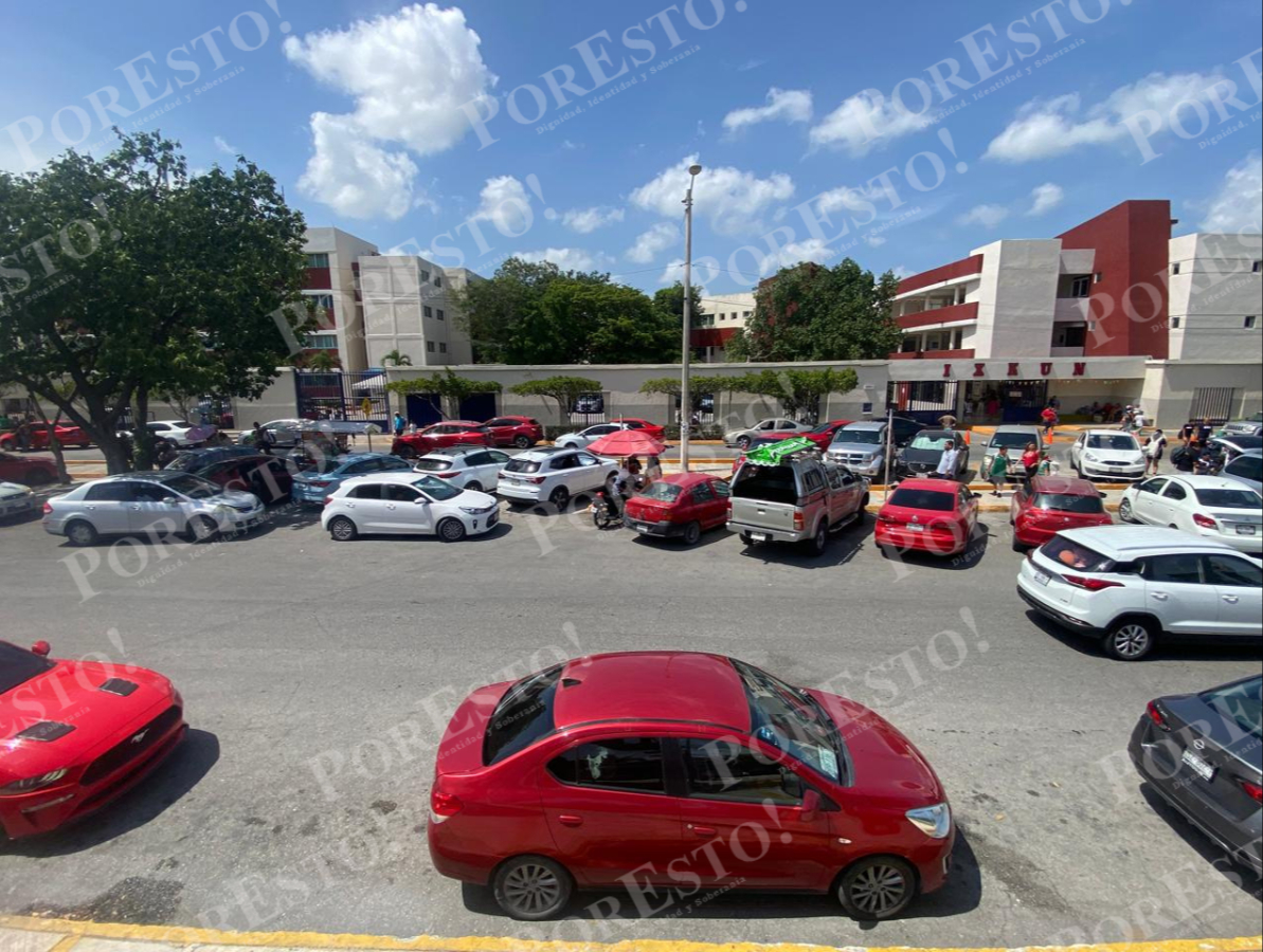Entre las 13:30 y las 15:00 horas se forma un embotellamiento, lo que obliga a torean las unidades
