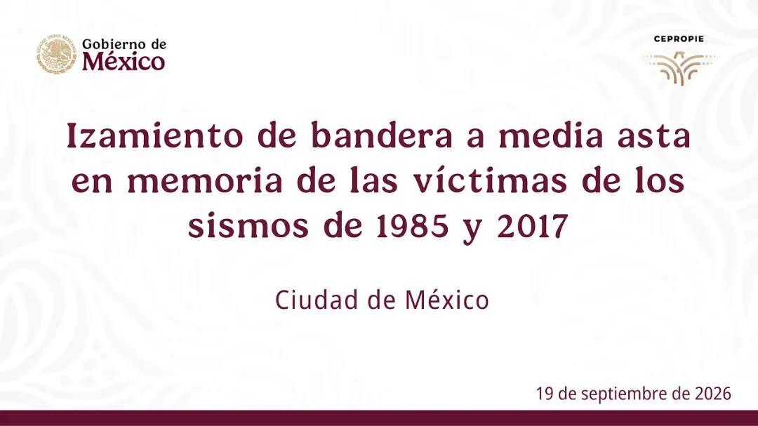 A las 7:19 horas, Sheinbaum realizó el izamiento de la Bandera a media asta como parte del homenaje a quienes perdieron la vida en los terremotos de 1985 y 2017