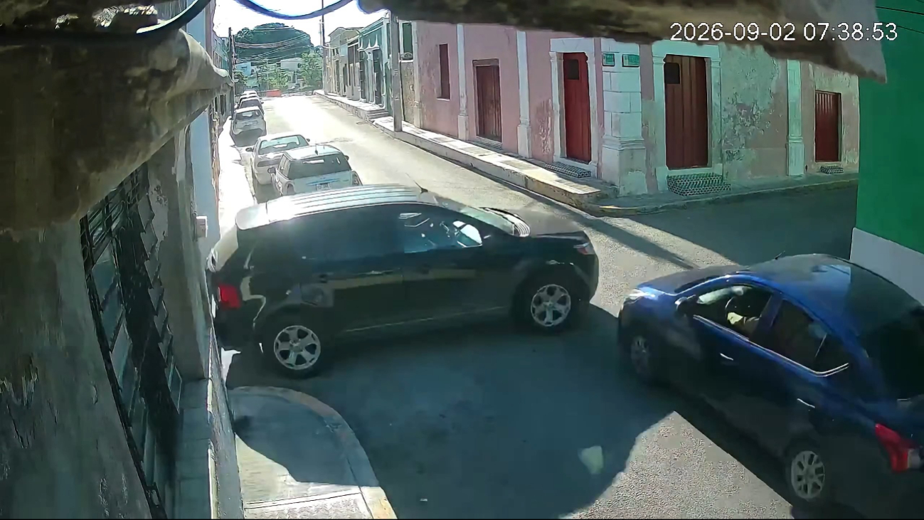 Una cámara de seguridad captó el momento del aparatoso choque ocurrido en el barrio de San Francisco.