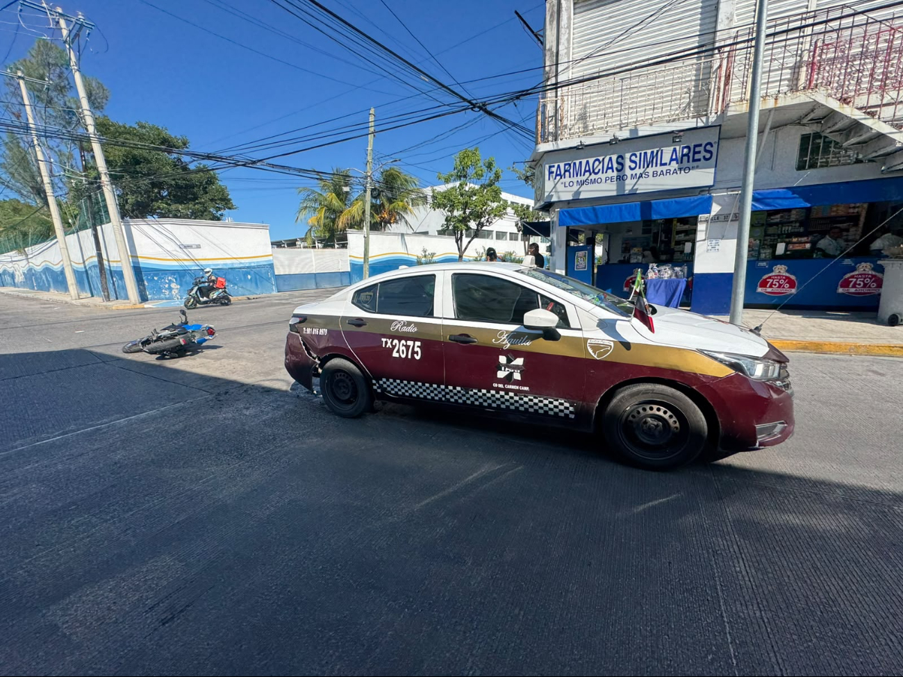 Fuerte choque entre taxi y motocicleta provoca caos vial en Campeche