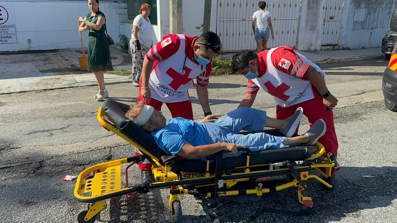 Mujer resulta herida al enredarse la correa de su perro en calles de Pallas