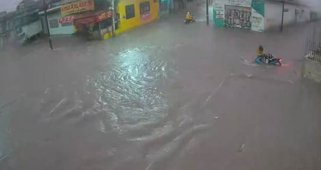 Pidieron a la ciudadanía evitar transitar por avenidas con acumulación considerable de agua.